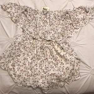 Davi & Dani floral romper ( with tags never worn)